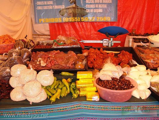 Guelaguetza en CoyoacÃ¡n / The Guelaguetza in Coyoacan 2007  (03-09)
La deliciosa comida de Oaxaca no podÃ­a faltar en un evento tan importante como la Guelaguetza. Alimentos tales como el queso, cecina,  amaranto, etc.

The delicious food from  Oaxaca could not lack in a as important event as the Guelaguetza. Foods such as the cheese, cured meat, amaranth, etc.

Keywords: guelaguetza ciudad mexico coyoacan oaxaca  city