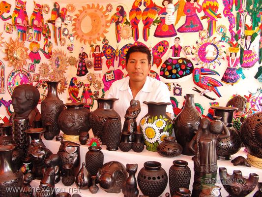 Guelaguetza en CoyoacÃ¡n / The Guelaguetza in Coyoacan 2007  (05-09)
Si quiere llevar un recuerdo para adornar su casa que tal una pieza elaborada en barro negro o un pieza elaborada en hoja de lata con motivos oaxaqueÃ±os.

You could buy a piece made  in black mud or  in tin leaf  with Oaxaca  motifs.


Keywords: guelaguetza ciudad mexico coyoacan oaxaca  city artesanias crafts barros craft barro negro
