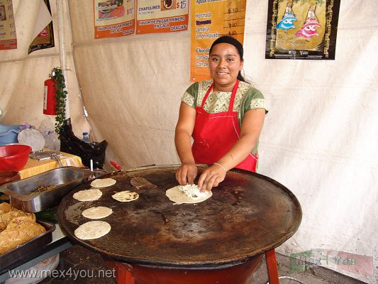 Guelaguetza en CoyoacÃ¡n / The Guelaguetza in Coyoacan 2007  (07-09)
Si usted tiene hambre despuÃ©s de recorrer los puestos de artesanÃ­as, que tal una rica y deliciosa tlayuda.

If you are hungry after crossing the positions of crafts, that so a rich and delicious tlayuda.

Keywords: guelaguetza ciudad mexico coyoacan oaxaca  city  tlayudas