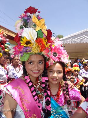 Inicia la Flor mÃ s Bella del Ejido / The most Ejido Beautiful Flower 2009 (01-07)
El Domingo 29 de Marzo iniciÃ² la ediciÃ²n nÃ¹mero 224 de La Flor mÃ s Bella del Ejido en la DelegaciÃ²n Xochimilco con la participaciÃ²n de representantes de las delegaciones Gustavo A. Madero, Iztapalapa, Tlalpan, TlÃ¡huac, Milpa Alta y Xochimilco se rinde honor a las costumbres y tradiciones que fortalecen la cultura de las delegaciones que conservan zonas con vocaciÃ³n rural.

On Sunday March 29th started the 224 edition of the most beautiful flower in the Ejido Xochimilco Delegation was attended by representatives of delegations Gustavo A. Madero, Iztapalapa, Tlalpan, TlÃ¡huac, Milpa Alta and Xochimilco pays honor to the customs and traditions that reinforce the culture of the delegations that preserve rural areas with a vocation.
Keywords: flor bella ejido xochimilco flower beautiful