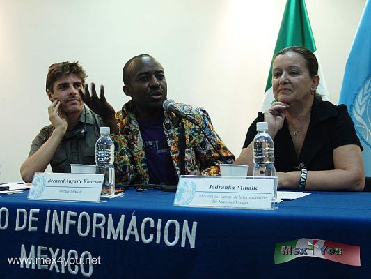 Africalia 2010 (03-03)
Al terminar el Corto el director Kouemo contestÃ³ preguntas, algunas polÃ©micas, sobre el corto y las condiciones econÃ³micas y sociales del continente en Africa. El cortometraje Waramutseho! realizado en 2008 relata en 22 minutos la historia de dos estudiantes de Rwanda que comparten un piso en los suburbios de Toulouse, Francia. Cuando se desata el conflicto en su paÃ­s, uno de ellos decide llamar a sus padres, quienes le informan que su hermano y su primo habÃ­an participado en la matanza de la familia de su amigo. Esta situaciÃ³n pone al personaje en una gran dificultad para contÃ¡rselo a su amigo, sumiÃ©ndose en el silencio sin encontrar ninguna justificaciÃ³n. 
Keywords: africalia rwanda genocidio bernard auguste kouemo