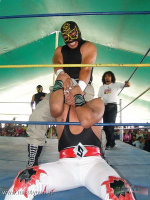 Funcion de Gala de Lucha Libre en el Faro de Oriente / Wrestling to celebrate the eighth Faro Birthday (02-07)
Luchadores con nombres como el Super Comando , El hijo del FaraÃ³n, Cien Caras, El Ãngel Dorado, El hijo del Pirata,  etc mostraron llaves y contrallaves los cuales hicieron las delicias de los espectadores al FARO de Oriente. 

Fighters with names like the Super Command, the Son of Pharaoh, One Hundred Faces, The Gold Angel, The Pirate' Son, etc. did  which made moves,which the delight of spectators at Faro de Oriente.
Keywords: faro iztapalapa lucha libre wrestling luchador