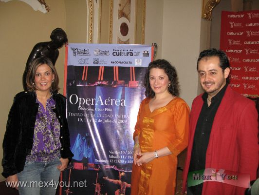 Opera AÃ¨rea / Aerial Opera (01-03)
Creado como un espectÃ¡culo que busca difundir el bell canto en una combinaciÃ³n de mÃºsica, canto y danza, OperAÃ©rea de CÃ©sar PiÃ±a, con la participaciÃ³n de la soprano Lourdes Ambriz y la mezzosoprano VerÃ³nica Alexanderson, se presentarÃ¡ en el Teatro de la Ciudad Esperanza Iris, de la SecretarÃ­a de Cultura del Distrito Federal, el viernes 10 a las 20:30, sÃ¡bado 11 a las 19:00, y domingo 12 de julio a las 13:00 y 18:00 horas.

En conferencia de prensa, CÃ©sar PiÃ±a explicÃ³ que OperAÃ©rea es una obra que incluye selecciones de los mÃ¡s hermosos duetos y arias para soprano y mezzosoprano, con la finalidad de acercar a todos los pÃºblicos, y no sÃ³lo a los niÃ±os, a la Ã³pera, para que quien no la haya escuchado â€œla vea de una manera mucho mÃ¡s afectiva.
Keywords: opera aereia aerial  teatro ciudad city mexico teather