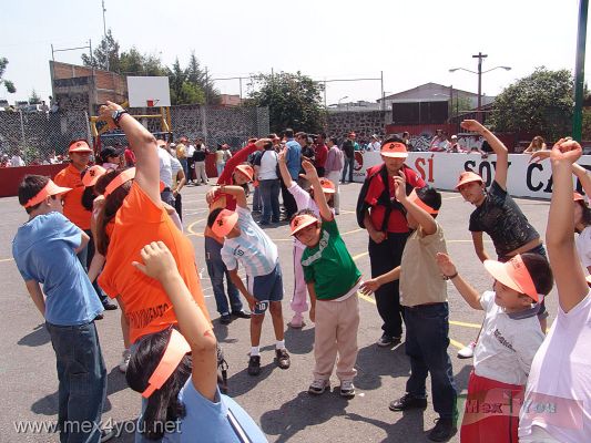 Ana Gabriela Guevara en CoyoacÃ¡n / in Coyoacan (01-08)
DespuÃ©s de llevar a cabo algunas de estas acciones las autoridades se dispusieron a jugar una "cascarita" de basketbol con los niÃ±os de la comunidad, quienes antes de jugar hicieron ejercicios de calentamiento.

After carrying out some of these actions the authorities were arranged to play a basketball "cascarita" with children in the community who did exercises before playing.
Keywords: ana gabriela guevara coyoacan jornadas comunitarias