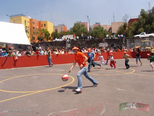 Ana Gabriela Guevara en CoyoacÃ¡n / in Coyoacan (01-08)
El Delegado de CoyoacÃ¡n Heberto Castillo y la Titular de Cultura Deportiva Ana Gabriela Guevara jugaron con los niÃ±os haciendo la delicia de todos los asistentes.

The Delegate from CoyoacÃ¡n Heberto Castillo and The Cultural Sportif Chief Ana Gabriela Guevara played with the kids doing the delight of all attendees.
Keywords: ana gabriela guevara coyoacan jornadas comunitarias