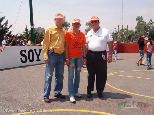 Ana Gabriela Guevara en CoyoacÃ¡n / in Coyoacan (01-08)
Esta Jornada Comunitaria de la Unidad Habitacional Villa Panamericana fuÃ© un suceso por las acciones y por el calibre de los asistentes: En la foto de izquierda a derecha:  Heberto Castillo, Ana Gabriela Guevara, Clemente Ãvila.

This Day Community inthe Housing Unit Pan American Village was an event for the actions and the personalities: In the photo from left to right: Heberto Castillo, Ana Gabriela Guevara, Clement Avila.
Keywords: ana gabriela guevara coyoacan jornadas comunitarias heberto castillo