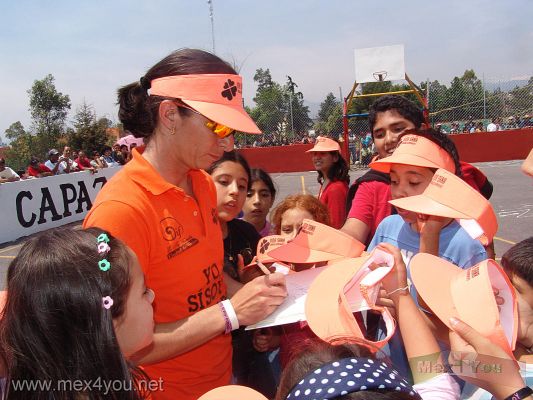 Ana Gabriela Guevara en CoyoacÃ¡n / in Coyoacan (01-08)
DespuÃ©s de la "cascarita" de basket la gran deportista olÃ­mpica compartiÃ³ con sus fans la firma de autografos y hasta a nuestro reportero le firmÃ³ una gorra, la que guardaremos con mucho cariÃ±o como muestra de su gran valor humano.  

After the basket "cascarita"  the great Olympic athlete shared with her fans and signed autographs even our reporter got a signed in a hat, which will keep lovingly as a token of her great human value.
Keywords: ana gabriela guevara coyoacan jornadas comunitarias