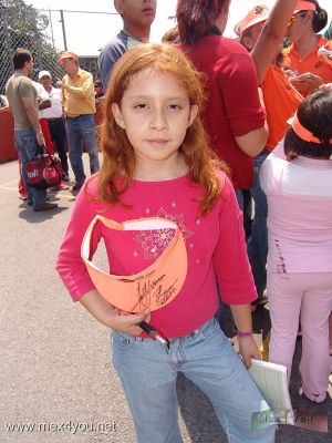 Ana Gabriela Guevara en CoyoacÃ¡n / in Coyoacan (01-08)
Una niÃ±a orgullosa nos mostrÃ³ su autÃ³grafo. En verdad con esta gran muestra de sencillez Ana Gabriela Guevara diÃ³ un ejemplo a seguir por los futuros deportistas de nuestro paÃ­s.

A girl proudly showed us her autograph. This is great display of simplicity Ana Gabriela Guevara gave an example to follow for future athletes in our country.
Keywords: ana gabriela guevara coyoacan jornadas comunitarias