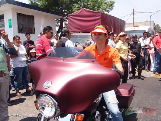 Ana Gabriela Guevara en CoyoacÃ¡n / in Coyoacan (01-08)
Al terminar el evento Ana Gabriela Guevara se retiro manejando una moto. 

At the end of the event Ana Gabriela Guevara say good bye driving a motorcycle.
Keywords: ana gabriela guevara coyoacan jornadas comunitarias