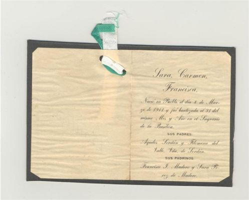 Bolo de Bautismo de la hija de Aquiles SerdÃ¡n
Bolo de Bautismo con fecha 8 de marzo de 1911, de la hija de Aquiles SerdÃ¡n, ceremonia que se llevÃ³ a cabo en la Catedral de Puebla en una fecha en la que el propio SerdÃ¡n ya habÃ­a sido abatido, dado que dos dÃ­as antes del 20 de noviembre de 1910, fue sorprendido y muerto en un enfrentamiento frente a su domicilio. Los padrinos en el evento serÃ­an el propio Francisco I. Madero y su esposa, Sara. Resulta interesante conocer tambiÃ©n el nombre de la bautizada: Sara Carmen Francisca. 

Los tres documentos grÃ¡ficos pertenecen a las Colecciones del maestro Carlos MonsivÃ¡is y conforman una parte del relato histÃ³rico de una etapa muy importante de MÃ©xico, una parte que el cronista y coleccionista nos muestra, por vez primera, en MÃ©xico a travÃ©s de las Causas.

Las piezas del mes de abril, podrÃ¡n ser admiradas en la sala 2 del Museo del Estanquillo, justo en el Ã¡rea de inicio de la Causa por la RevoluciÃ³n. 



Keywords: aquiles serdan revolucion mexicana mexican revolution