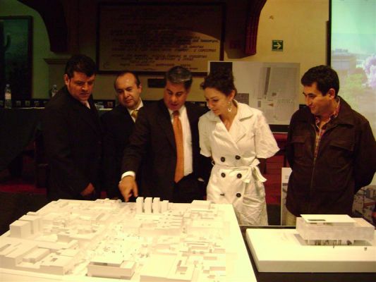 Nueva Plaza Garibaldi para el 2010 (03-03)
Las actividades que competen directamente a la SecretarÃ­a de Turismo del Distrito Federal, a cargo de Alejandro Rojas DÃ­az DurÃ¡n para la recuperaciÃ³n de Garibaldi son: coordinar la relaciÃ³n con los empresarios establecidos en la zona; promover nuevas inversiones privadas; instalar un mÃ³dulo de informaciÃ³n turÃ­stica; impartir cursos de capacitaciÃ³n que beneficien al mayor nÃºmero posible de trabajadores de la zona; promover la creaciÃ³n de un fideicomiso que coordine la operaciÃ³n de la nueva plaza Garibaldi al concluir los trabajos y promover su nombramiento como â€œBarrio MÃ¡gico del Distrito Federalâ€ y como Zona de Desarrollo TurÃ­stico Sustentable. 


Fotos: SecretarÃ¬a de Turismo
Keywords: plaza garibaldi alejandro rojas square mariachi mezcal