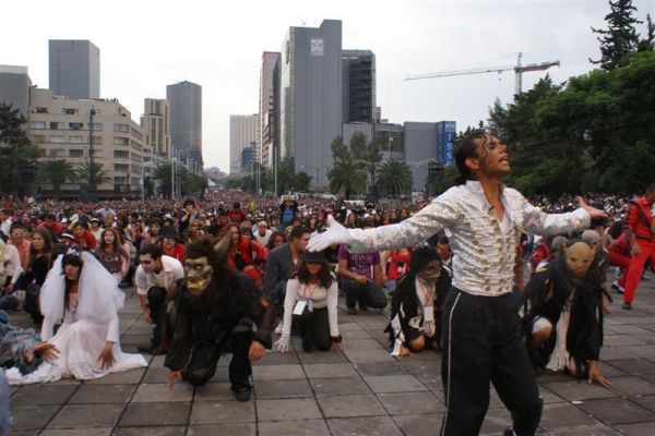 Logra Ciudad MÃ¨xico Record Guiness de Thriller / Gets Mexico City Guiness Record for Thriller (02-02)
Mediante un comunicado oficial, vÃ­a internet, dirigido a la Directora General de PlaneaciÃ³n TurÃ­stica de la SecretarÃ­a de Turismo, Pilar Paredes Arroyo, World Record Guinness informÃ³ de la certificaciÃ³n a favor de la Ciudad de MÃ©xico.

Cabe mencionar que unas horas antes, el mismo dÃ­a 29 de agosto Barcelona buscÃ³ este RÃ©cord, pero sÃ³lo logrÃ³  reunir a 697 personas.

Los participantes bailaron dispersos en toda la explanada y fueron conducidos por un grupo de 80 coreÃ³grafos voluntarios. Quien comandÃ³ la coreografÃ­a fue el imitador de Michael Jackson: HÃ©ctor Jackson.

A las 14.00 horas  del 29 de agosto, se iniciÃ³ el registro de participantes, que se inscribieron en listas que fueron firmadas por dos testigos y posteriormente entregadas a dos notarios pÃºblicos para avalar el nÃºmero de personas registradas.

Este proceso durÃ³ varias horas, concluyÃ©ndose alrededor de las 5:30 de la tarde. En el transcurso del tiempo, se iban realizando ensayos generales con apoyo del sonido que ponÃ­a la canciÃ³n Thriller de Michael Jackson.

De las 14:30 hasta las 16:30 lloviÃ³, sin embargo eso no fue motivo para que ningÃºn participante abandonara el lugar.

Los acompaÃ±antes de los bailarines y los espectadores fueron colocados por un grupo de voluntarios a los lados de la explanada y calles previstas como pista de baile.

Los representantes de los medios de comunicaciÃ³n siguieron el evento a travÃ©s de anotaciones, fotografÃ­as y video en un templete al pie del Monumento a la RevoluciÃ³n. Los organizadores tambiÃ©n hicieron tomas fotogrÃ¡ficas y de video para garantizar la evidencia documental.

De acuerdo a reportes de la PolicÃ­a de la ciudad, encargada del resguardo y protecciÃ³n de los asistentes, se contÃ³ con la presencia de 50 mil personas, pero solamente 13 mil 957 fueron registradas como participantes para romper el RÃ©cord Guinness.

Keywords: thriller ciudad mexico city record guiness michael jackson yo si bailo I dance