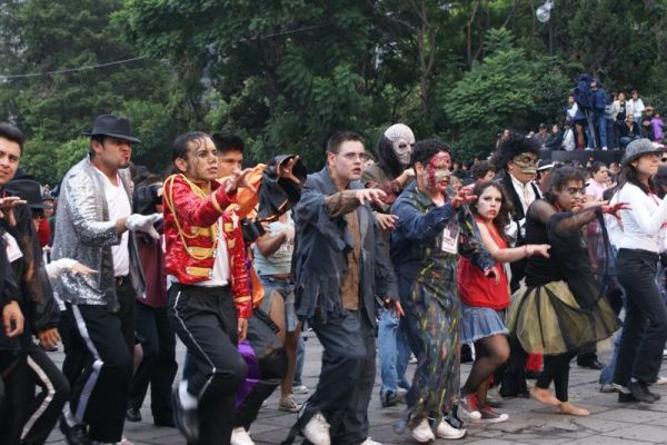 Logra Ciudad MÃ¨xico Record Guiness de Thriller / Gets Mexico City Guiness Record for Thriller (01-02)
Record Guinness certificÃ³ hoy la marca impuesta por la Ciudad de MÃ©xico del mayor nÃºmero de gente bailando Thriller al mismo tiempo con 13 mil 597 personas. Este rÃ©cord fue impuesto el pasado 29 de agosto, cuando se dieron cita en el Monumento a la RevoluciÃ³n convocados por la SecretarÃ­a de Turismo capitalina y el Instituto de la Juventud del Gobierno del Distrito Federal, en apoyo a una convocatoria realizada por un grupo de jÃ³venes a travÃ©s de la red social Facebook, celebrando el dÃ­a del cumpleaÃ±os del fallecido Rey del Pop, Michael Jackson.

Keywords: thriller ciudad mexico city record guiness michael jackson yo si bailo I dance