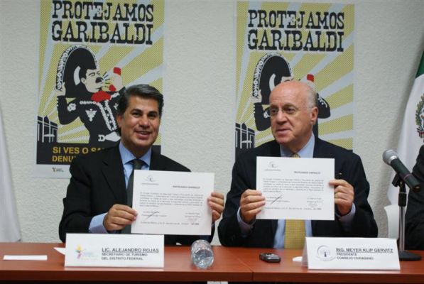 Programa Garibaldi Seguro (01-02)
El Gobierno del Distrito Federal y el Consejo Ciudadano de Seguridad PÃºblica y ProcuraciÃ³n de Justicia presentaron este jueves el Programa de ReactivaciÃ³n TurÃ­stica y de Seguridad Garibaldi Seguro, donde se dieron a conocer las medidas de prevenciÃ³n y combate a la inseguridad en esta zona del Centro HistÃ³rico.

El presidente del Consejo Ciudadano de Seguridad PÃºblica y ProcuraciÃ³n de Justicia, Meyer Klip Gervitz, y el secretario de Turismo del Distrito Federal, Alejandro Rojas DÃ­az DurÃ¡n, encabezaron a cabo la ceremonia, que se efectuÃ³ en la sede del   consejo.

Keywords: garibadi alejandro rojas turismo seguridad tourism turista tourist