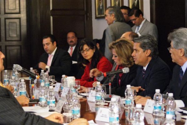 Secretarios de Turismo en el Senado (02-02)
El senador Carlos Navarrete seÃ±alÃ³ que el Senado de la RepÃºblica mantiene su apertura para escuchar la opiniÃ³n de diversos sectores de la sociedad mexicana en temas importantes que se discuten al interior de la CÃ¡mara. Respecto del tema, aÃ±adiÃ³ que se â€œha sido muy receptivo a las opiniones de diversos sectores, de empresas turÃ­sticas del paÃ­s, pero tambiÃ©n algunas expresiones de los gobiernos de los estadosâ€.

El presidente de la Mesa Directiva se comprometiÃ³ a atender y turnar el documento presentado por los secretarios del ramo para que las comisiones dictaminadoras tomen en cuenta las opiniones vertidas para en su momento determinar una decisiÃ³n concreta.

Keywords: secretario secretarios turismo tourism alejandro rojas