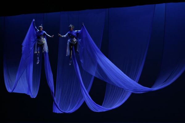 Opera AÃ¨rea / Aerial Opera (02-03)
PrecisÃ³ que en este trabajo operÃ­stico y acrobÃ¡tico acompaÃ±an a las cantantes cuatro bailarines acrÃ³batas, que ofrecen una experiencia visual que exalta la plasticidad y la belleza del arte lÃ­rico. "Queremos que todos descubran lo atractivo de este gÃ©nero, y comprueben que la Ã³pera tiene una parte de diversiÃ³n y fantasÃ­a".



PiÃ±a indicÃ³ que los artistas contarÃ¡n con el acompaÃ±amiento de pistas sonoras de la Orquesta SinfÃ³nica de la Universidad AutÃ³noma del Estado de Hidalgo (UAEH), bajo la direcciÃ³n de Armando Vargas. El programa se compone de cinco actos, donde se ejecutan fragmentos de reconocidos compositores como Heitor Villalobos, Anton DvorÃ¡k, Mendelssohn, Saint- SaÃ«ns, Grieg y Strauss, entre otros.

Keywords: opera aereia aerial  teatro ciudad city mexico teather