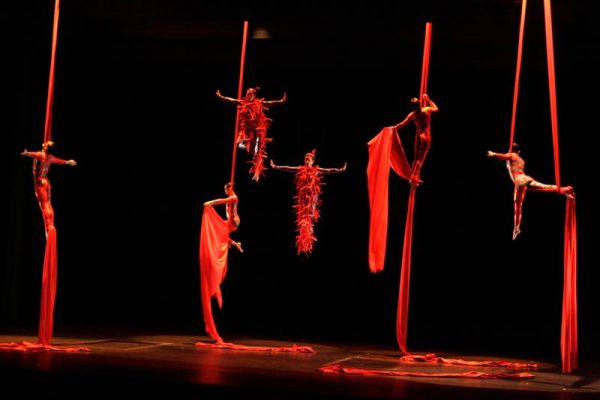 Opera AÃ¨rea / Aerial Opera (03-03)
OperAÃ©rea se estrenÃ³ en el Teatro Julio Castillo en noviembre del aÃ±o pasado y ahora, a diferencia de esa ocasiÃ³n, Ambriz y Alexanderson volarÃ¡n en el escenario, mientras interpretan las arias, lo que representa para ellas un nuevo reto. El programa musical se conservarÃ¡ igual que entonces, aunque habrÃ¡ modificaciones en la parte visual y se agregarÃ¡n elementos multimedia para hacer mÃ¡s atractivo el espectÃ¡culo.



Durante la conferencia, la mezzosoprano VerÃ³nica Alexanderson comentÃ³ que la experiencia que vivieron durante el estreno de este espectÃ¡culo el aÃ±o pasado fue inolvidable, porque contaron con pÃºblico de todas las edades. "Realmente es un formato novedoso que permite estar un poco al dÃ­a de lo que se ve en las artes escÃ©nicas, y e
Keywords: opera aereia aerial  teatro ciudad city mexico teather