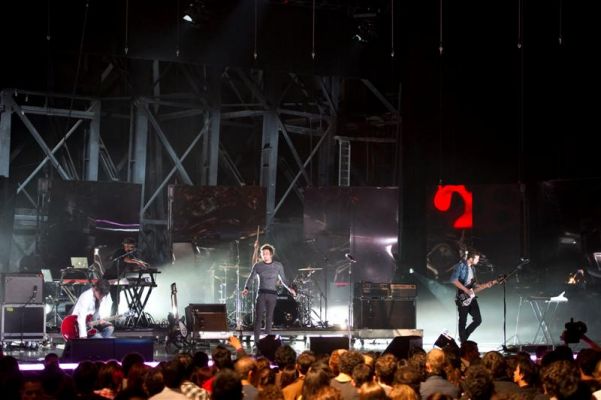 MTV World Stage in Mexico (06-06)
Con los Ã¡nimos del pÃºblico a tope, la banda mexicana de rock alternativo ZoÃ© subiÃ³ al escenario del Auditorio Nacional y demostraron por quÃ© son los favoritos del rock mexicano. Levantaron a los asistentes de sus asientos al empezar su set con â€œNo hay dolorâ€. La agrupaciÃ³n hizo un recorrido por su carrera musical tocando diez temas como â€œReptilectricâ€, â€œVÃ­a Lacteaâ€, â€œNadaâ€ y â€œSoÃ±Ã©â€, para cerrar su set con la coreada y ovacionada â€œLoveâ€. 


Photo by: FernÃ¡ndo Aceves
Keywords: mtv world stage mexico city ciudad zoe