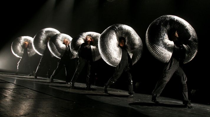 Aluminun en el Teatro de la Ciudad / Aluminun in the City Theater (01-06)
Aluminun es el nombre de esta propuesta que convierte un material tan friÃ³ y rÃ­gido como es el aluminio en algo vivo  e innovador sobre el escenario del Teatro de la Ciudad en esta su primera vez en la Ciudad de MÃ©xico. 

Aluminun is the name of this proposal that turns a cold and rigid material such as aluminum is something alive and innovator on the stage of the Teatro de la Ciudad in this his first time in Mexico City.
espaÃ±ol
 
Fotos CortesÃ­a de:  Aluminum. 
Keywords: teatro ciudad theater city aluminum