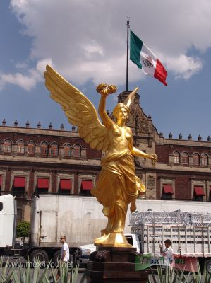 El Angel en el ZÃ²calo
DespuÃ¨s de su viaje a China regresÃ² la ReproducciÃ²n del Ã€ngel de la Independencia al ZÃ²calo, donde la gente no perdiÃ² la oportunidad para tomarse la foto del recuerdo con este sÃ¬mbolo de nuestra Ciudad de MÃ¨xico.

After his return trip to China playing the Angel of Independence to the Zocalo, where people did not lose the opportunity to take the photo with this symbol of remembrance of our Mexico City.
Keywords: angel independencia independence  zocalo ciudad mexico city