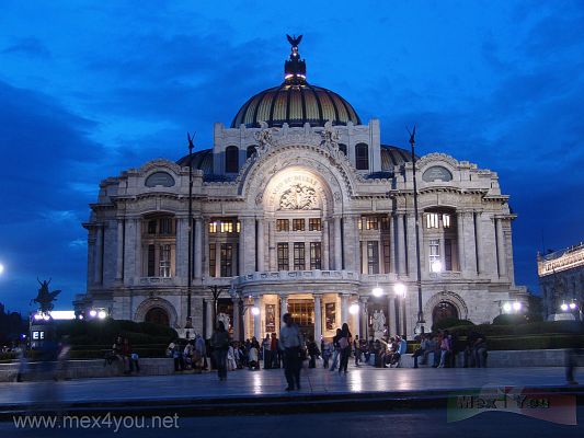 Bellas Artes de Noche / Fine Arts Palace at Night Mexico City
Postal del Palacio de Bellas Artes en una de esas tardes cuando estÃ¡ cerrada la avenida Juarez.

Postal of the Palace of Fine Arts in one of those evenings when Juarez Avenue is closed.
Keywords: bellas artes fine arts mexico city