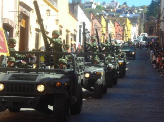 Desfile Militar en San Miguel de Allende (01-03)
La SecretarÃ­a de la Defensa Nacional, informa que  en esta fecha personal de la XII RegiÃ³n y 16/a. Zona Militares, participaron en el Desfile CÃ­vico Militar que se llevÃ³ a cabo en San Miguel de Allende, Gto., con motivo del aniversario del natalicio del GeneralÃ­simo Don Ignacio Allende y Unzaga, connotado Militar del EjÃ©rcito Realista en MÃ©xico, que luchÃ³ al lado de Don Miguel Hidalgo y Costilla en el inicio de la Guerra de Independencia de nuestro PaÃ­s.

Fotos CortesÃ¬a de SEDENA
Keywords: desfile militar military parade allende san miguel