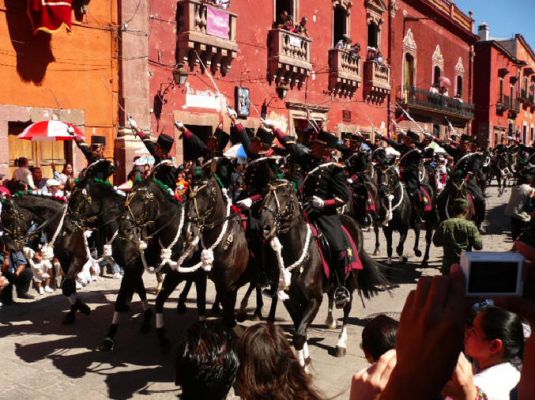 Desfile Militar en San Miguel de Allende (03-03)
En dicho evento desfilaron por parte de esta SecretarÃ­a un Estandarte, tres Jefes, 10 Oficiales, 50 Cadetes, 150 de tropa, cuatro caÃ±ones calibre 106 mm. sin retroceso, ocho vehÃ­culos Humvee, una camioneta Ram 4X4 y 120 caballos, asimismo participaron 380 alumnos de diferentes escuelas, 24 Dependencias del Gobierno Municipal y 28 vehÃ­culos civiles.  

Fotos CortesÃ¬a de SEDENA
Keywords: desfile militar military parade allende san miguel