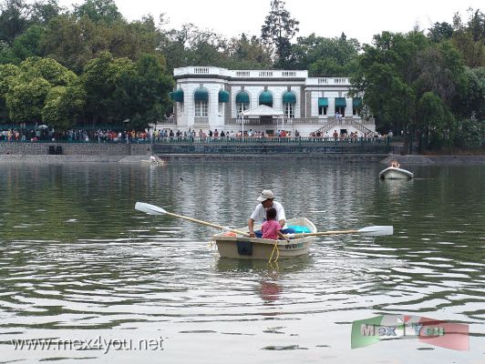 Navegando en el lago de Chapultepec / Boating in the Chapultepec Lake
Keywords: lago chapultepec lake casa house