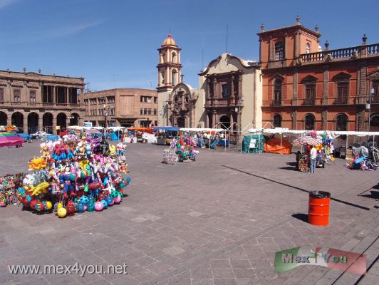 Plaza Fundadores San Luis Potosi
En la Plaza Fundadores se lee una placa que dice el orÃ¬gen de esta plaza:  Al Capitan Miguel Caldera Franciscanos Pacificadores de la regiÃ²n quienes con el apoyo de un grupÃ² de Tlaxcaltecas incorporaron a los Guachichiles a la gran comunidad hispanica al fundar aqui el pueblo de San Luis Minas del PotosÃ¬ de la Nueva EspaÃ±a el 3 de Noviembre de 1592. En el cuarto centenario de la muerte del Capitan Caldera con Ã nimo agradecido. 

Keywords: plaza fundadores san luis potosi founders square